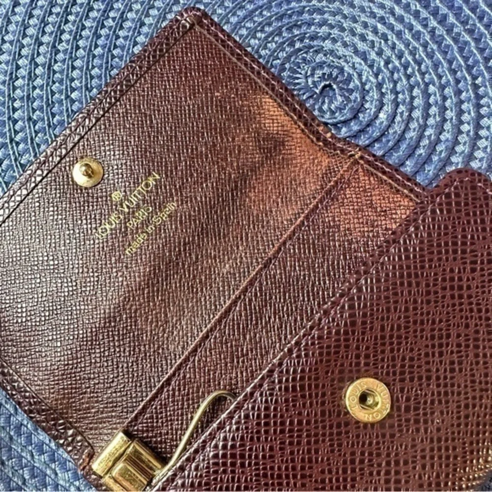 AUTHENTIC Louis Vuitton keycase. Brown Epi leather.